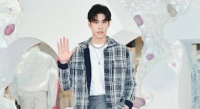 周兴哲兄弟合体dior游宇潼劝爸买包另有隐情_时尚_梁以辰_博恩