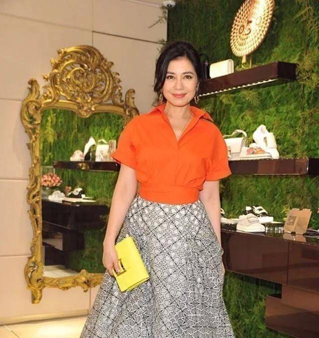 钟楚红才是不老界的神话,穿富贵印花裙优雅如小名媛,60岁更精致_女性