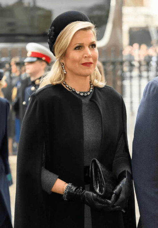 穿黑色风衣戴黑珍珠耳坠,气质端庄又贵气_耳环_女性_邝美云