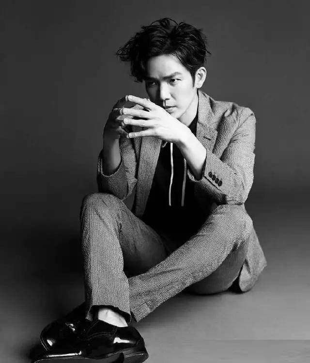 钟汉良和杨幂同框,两种纹理外套穿搭好时尚,比年轻还是男方赢了_西装