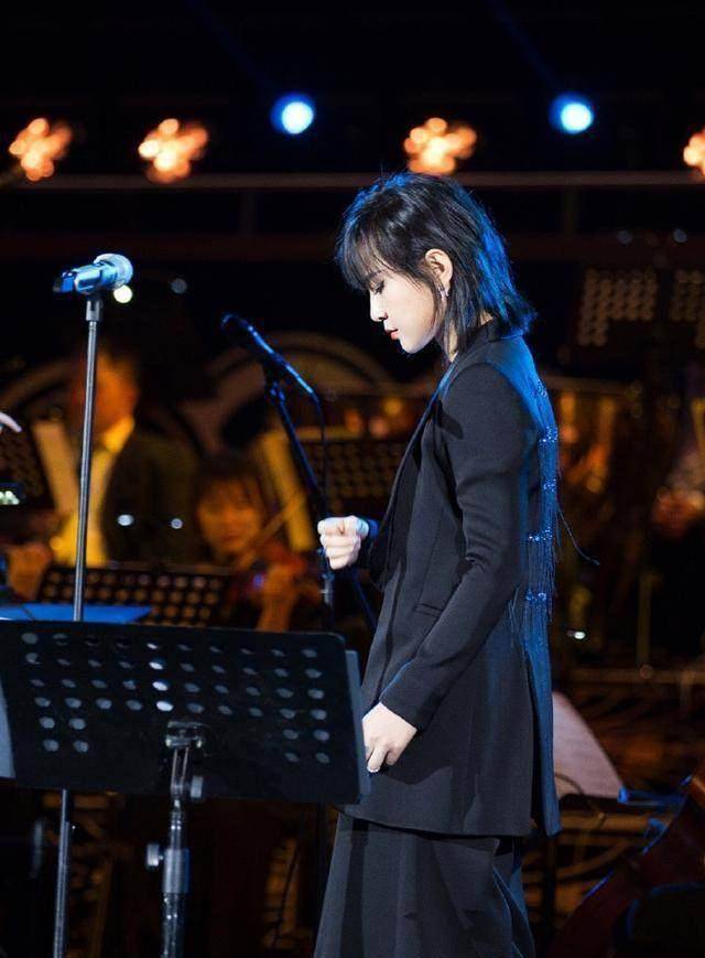 周笔畅剪了短发,穿上黑色look西服 白t恤,网友:真的只有33岁吗_发型