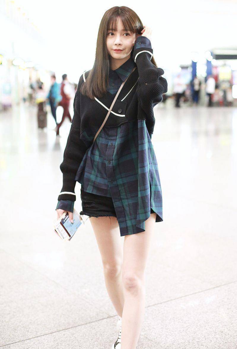 沈梦辰机场又秀美腿,不规则衬衫配短裤玩下衣失踪,这身材慕了_下装