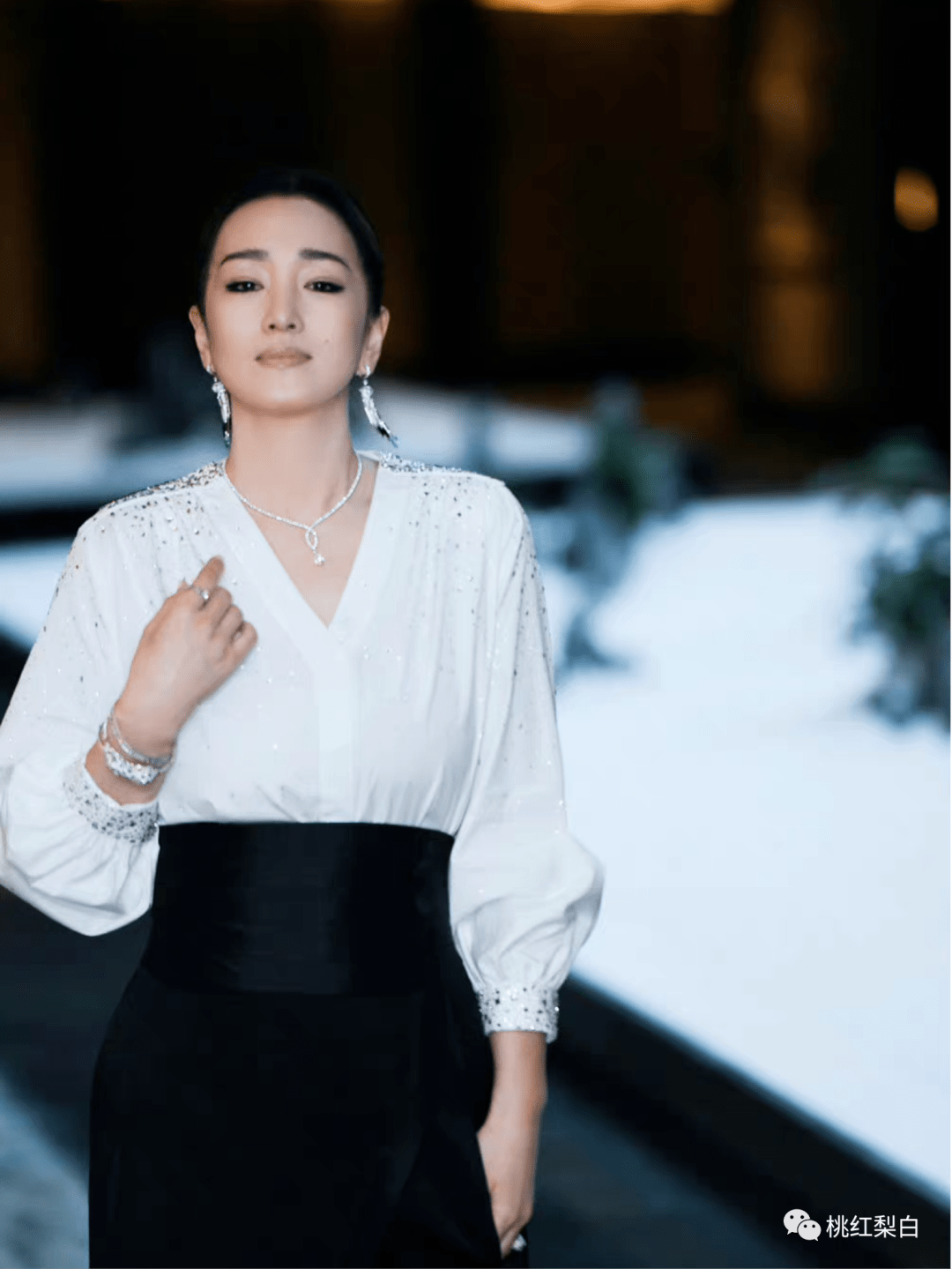 68岁林青霞身穿公主裙,佩戴价值近亿元的钻饰,如此奢华优雅?