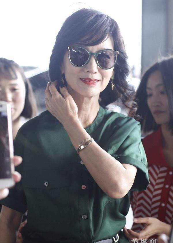 65岁赵雅芝频被网友指端架子,手和脖子暴露真实状态_时尚_女神_事实