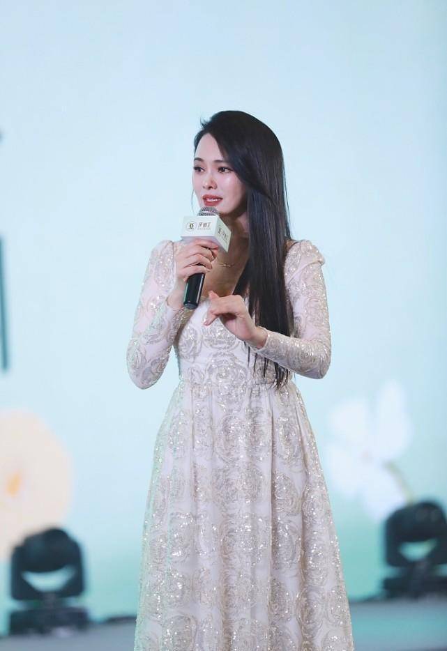 半百的伊能静还有娇羞感,穿肤色鎏金小礼裙贵气又大气,挺有魅力_镀金