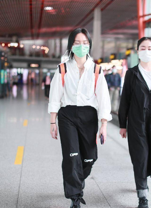 周笔畅可真奔放,穿衬衫只系两颗扣露事业线,刺青意外抢镜太时髦_镂空