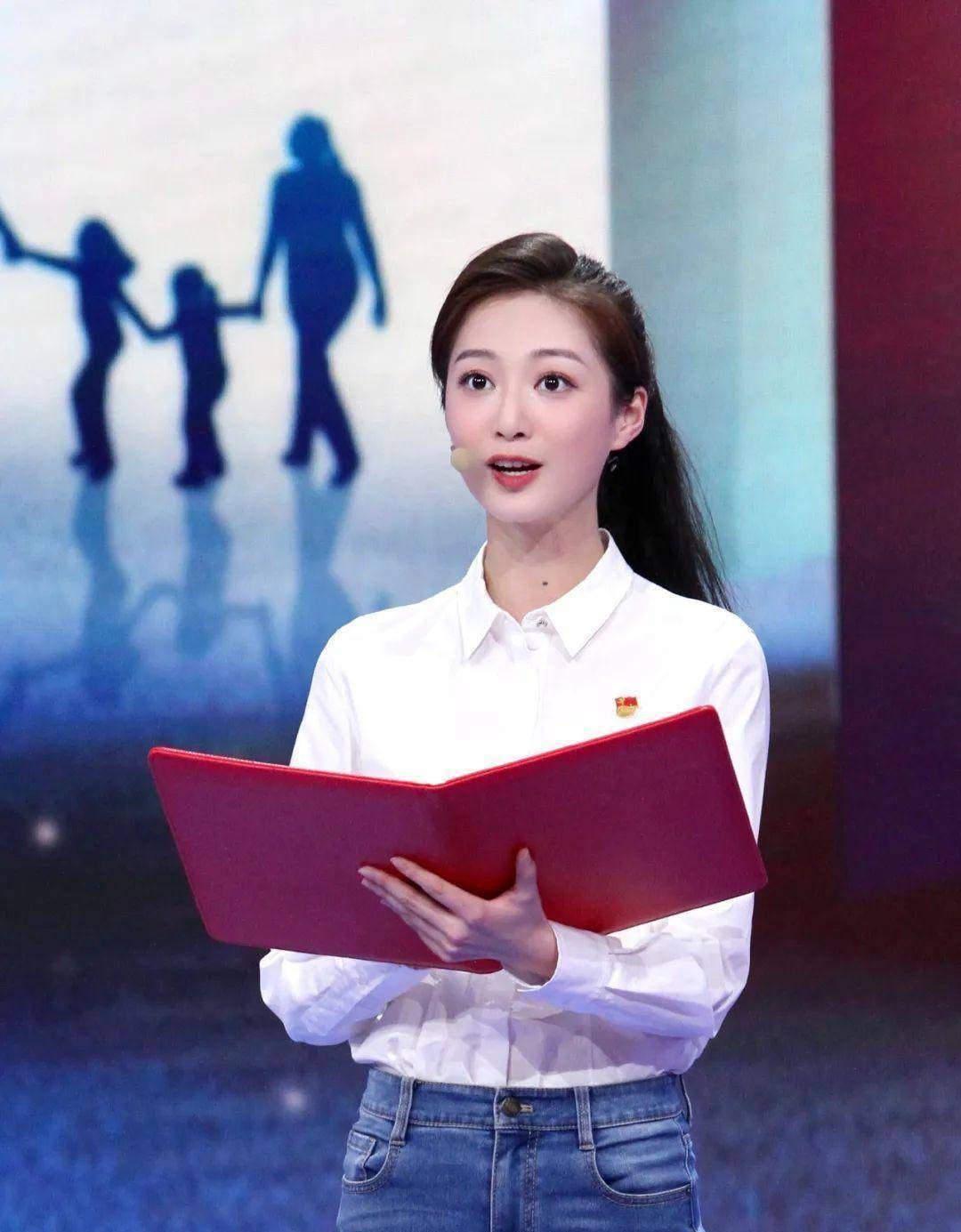 就读于中国传媒大学身高170cm,体重47kgtop:冯琳