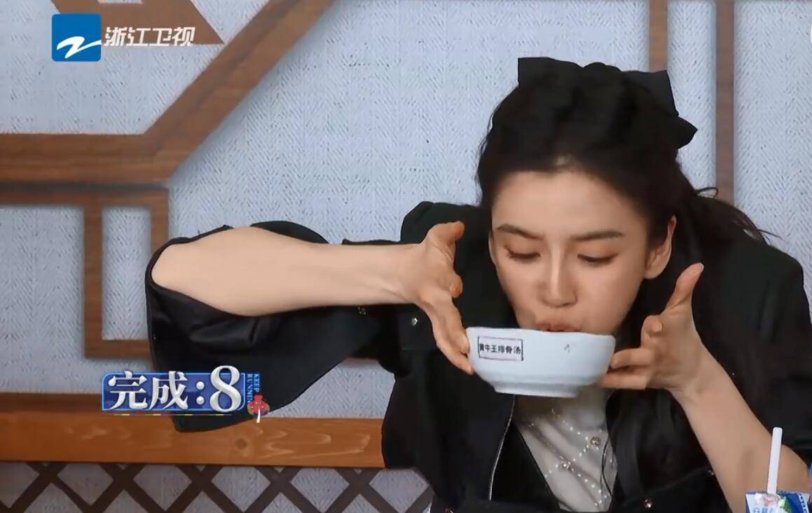 最后,在这一季节目的简介中只有七位常驻,angelababy居然不在其中.