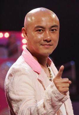 很多人没想到是带了假发,网友:他们光头也很帅_头发_郑少秋_时候