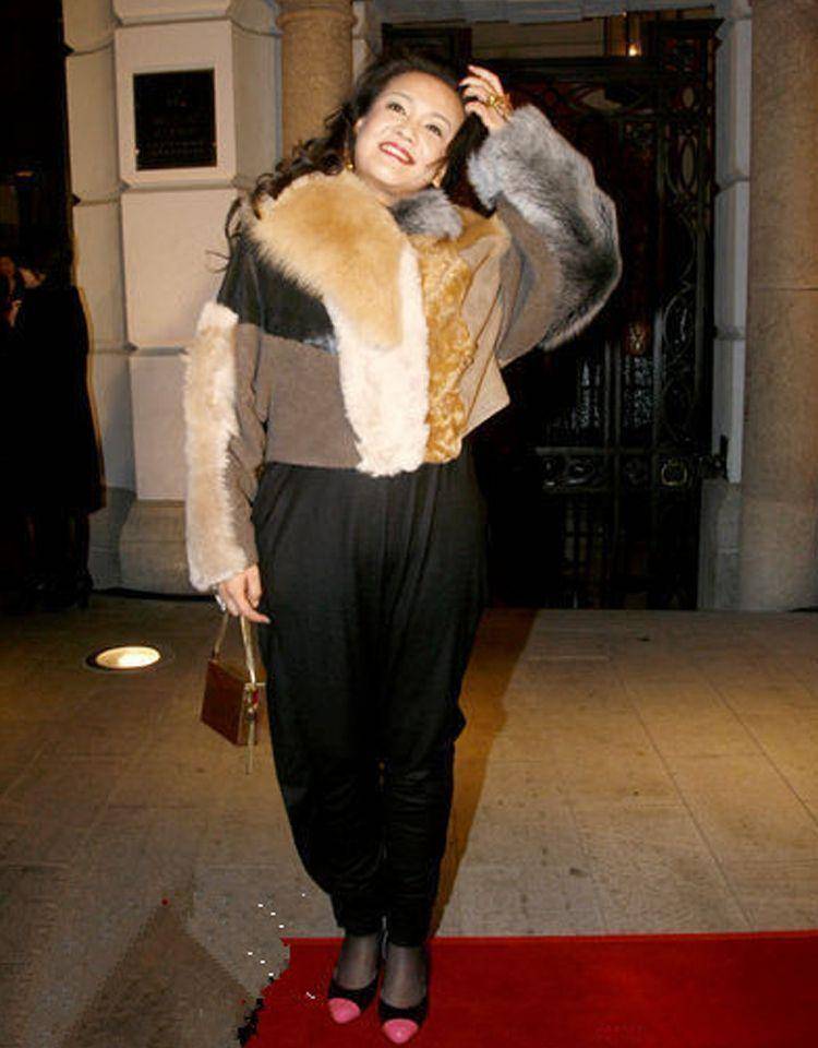 张兰是我见过最"奢侈"的女人:卷发戴珠宝,外型时尚丰满_丝巾_显得