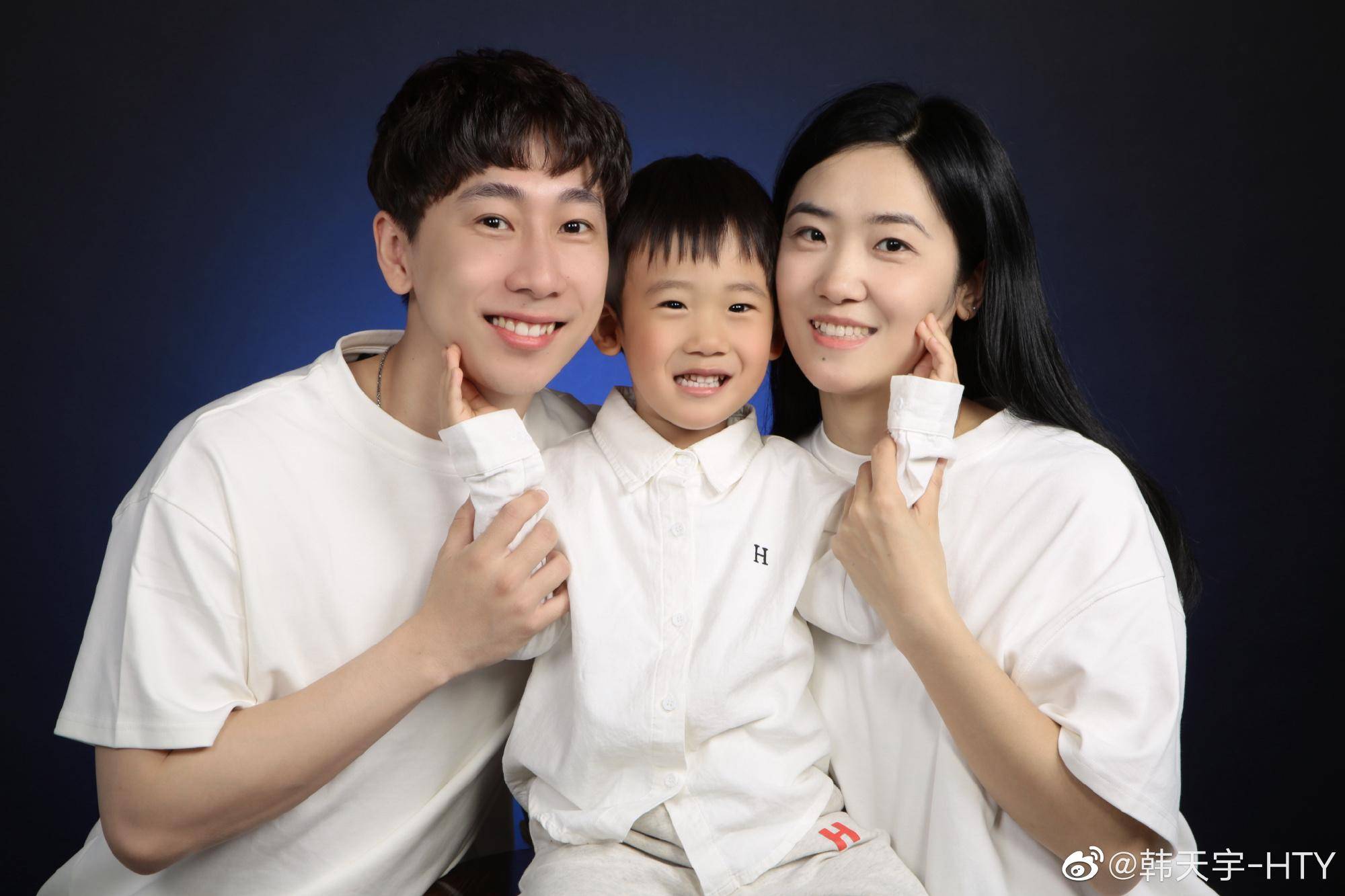 大儿子手举b超照帅气又可爱_韩天宇_刘秋宏_男子