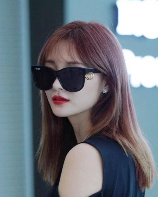 周洁琼终于高调现身机场,穿黑色连衣裙知性魅力,配上美甲美翻了_气质