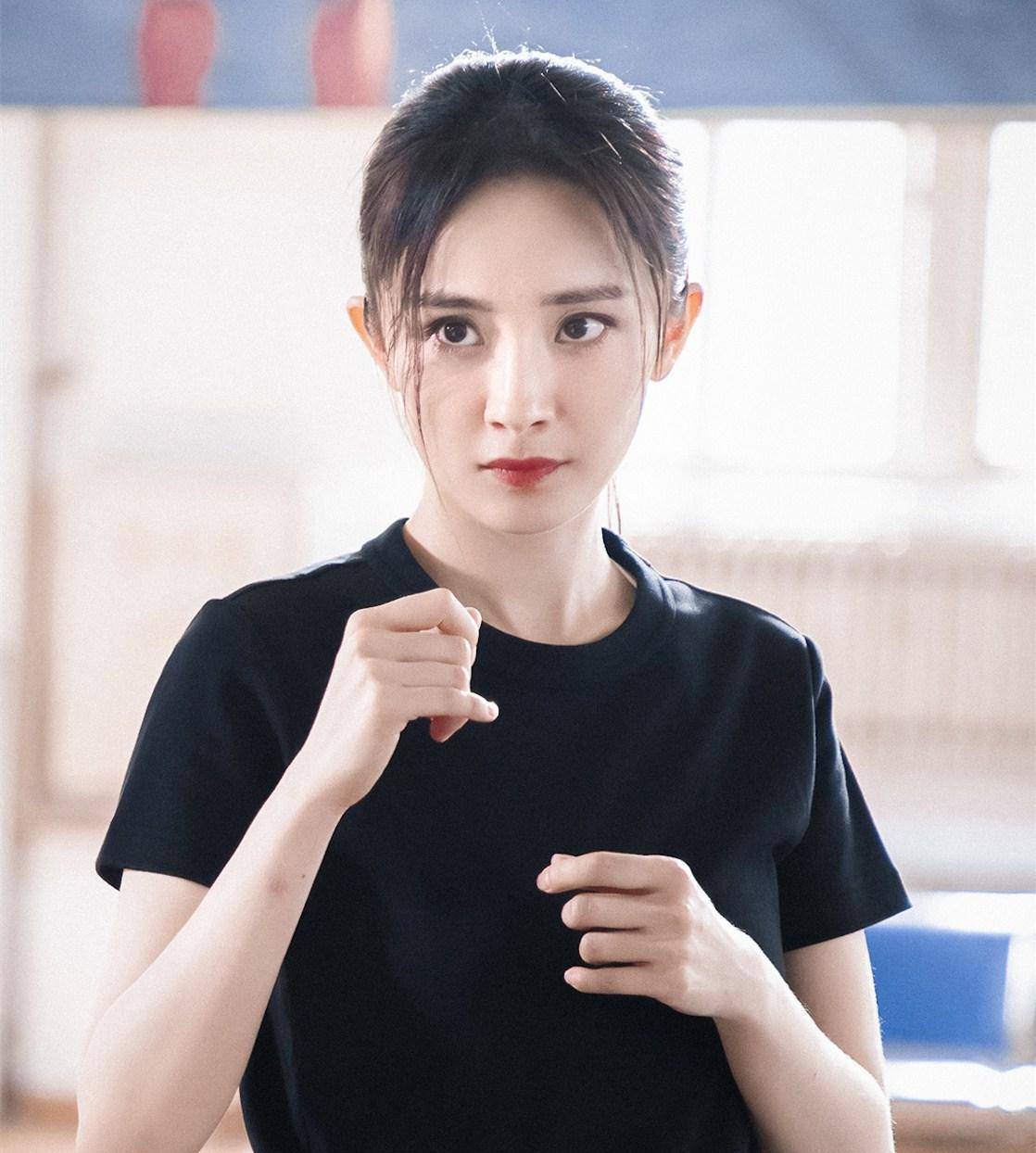 2017年,杨幂出席活动时则坦言,"我是全世界最不缺黑历史的女