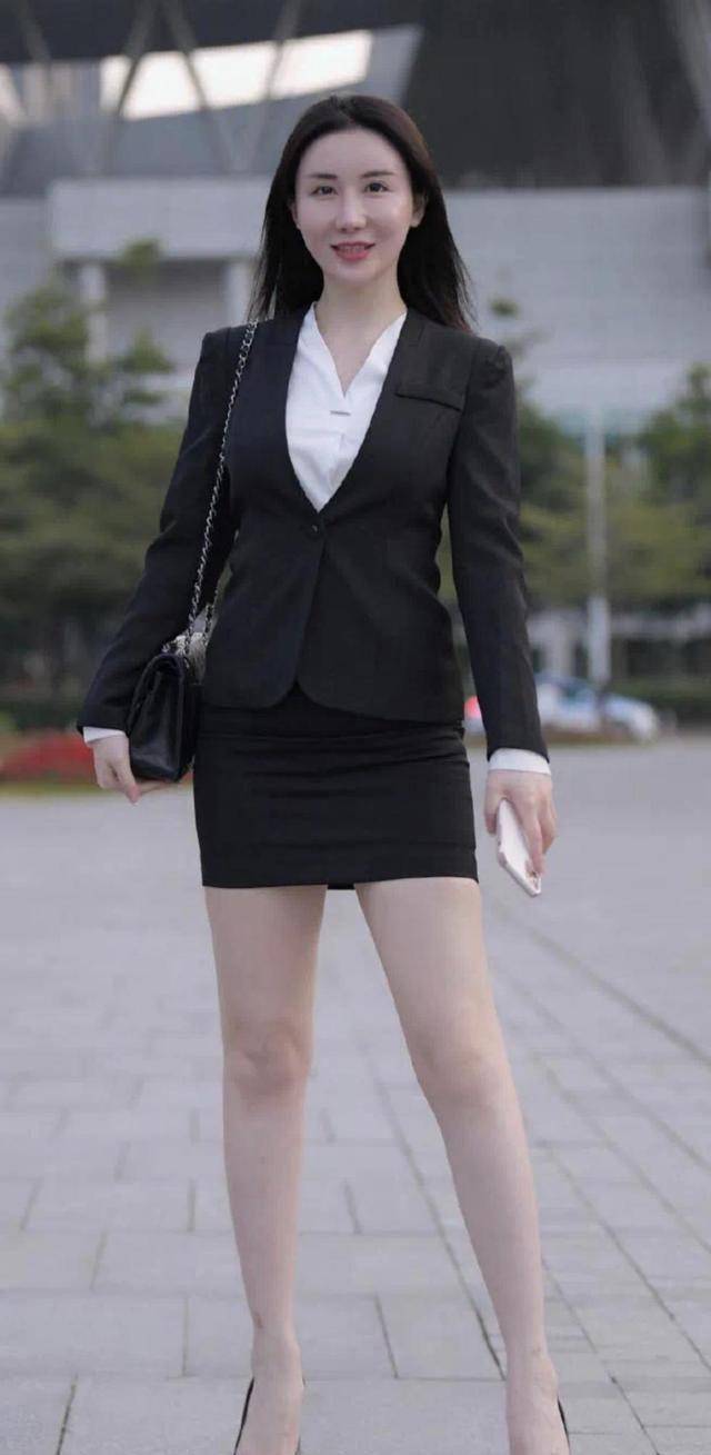 职场女性首选"收腰西装",白色衬衫配黑色包臀裙,气质很干练_时尚_高跟