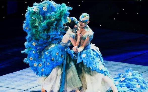 64岁杨丽萍男舞伴服装惹争议,是他们"不雅",还是观众不懂艺术_舞蹈