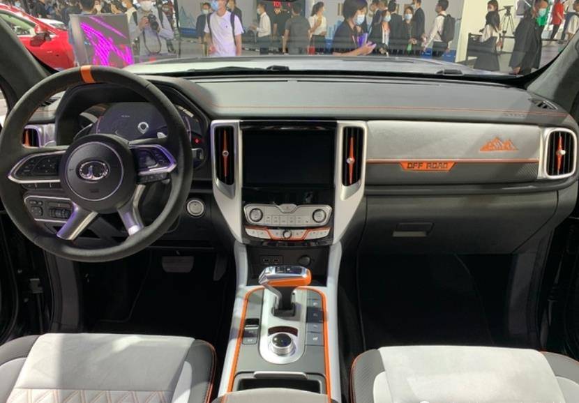 与外观的那种野性不同,这款黑弹版的内饰表现则是向另外的一个方向