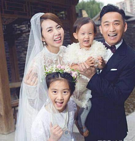 还是在大学校园中,那时候的黄磊是研究生,在迎新生时遇到了孙莉,两人