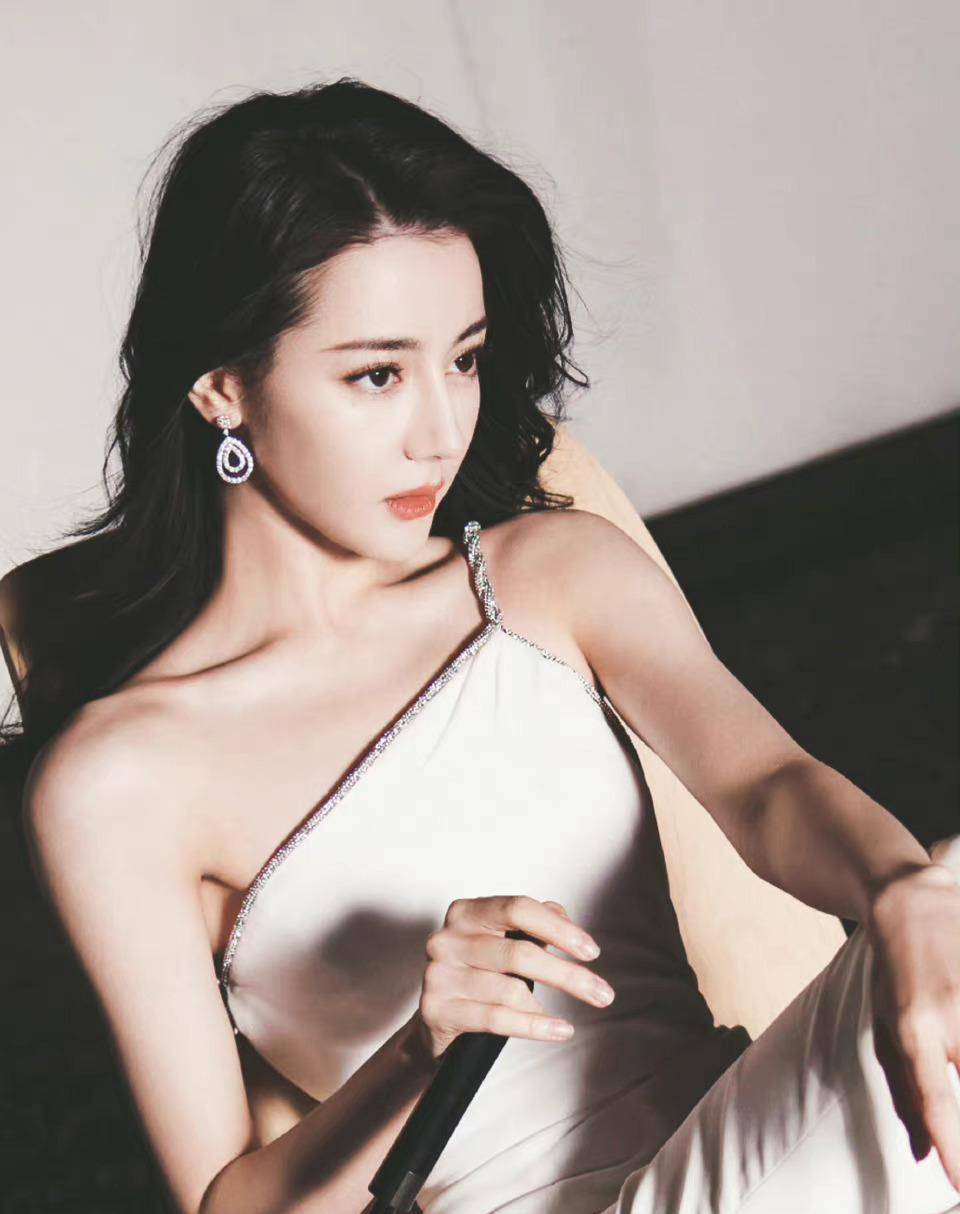 一起看美女!迪丽热巴最新美图来啦_营业_白色_时尚