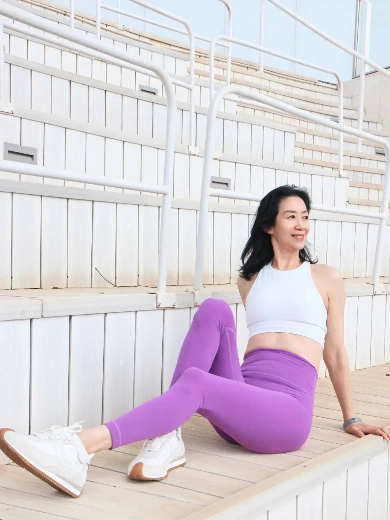 60岁女人穿紫色瑜伽裤很优雅_健身_白色_女性