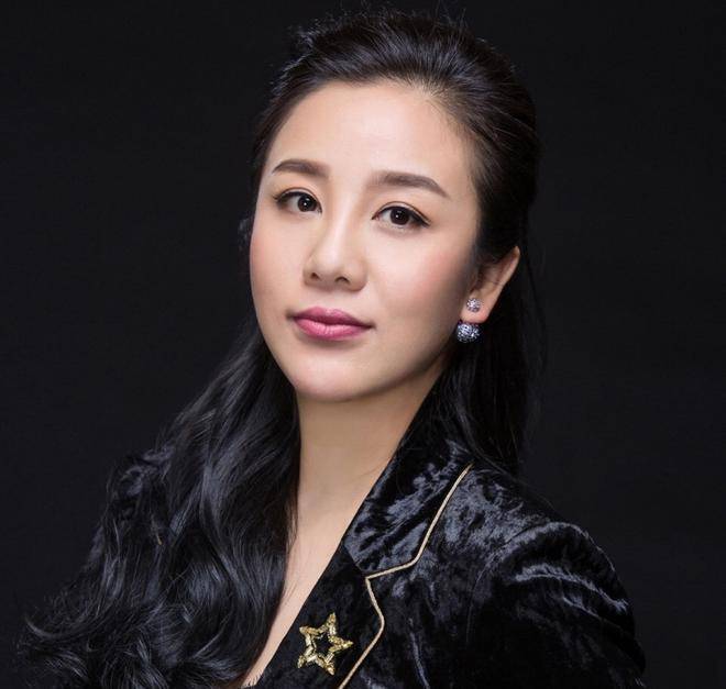 还有人说张冬玲就是他老婆,他现在已经成为靠老婆赚钱养家的软饭男了.
