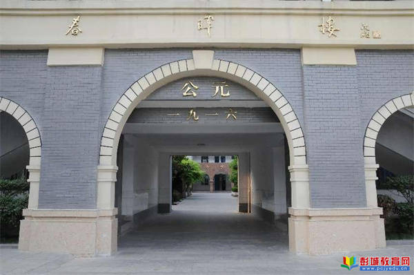 徐州高级中学是由两所省重点中学徐州四中和徐州六中于2001年合并组建