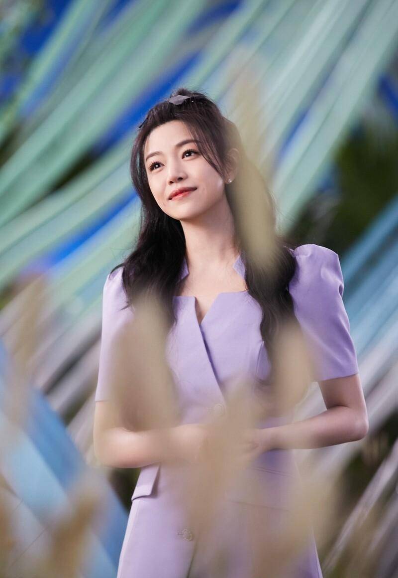 陈妍希《我们的歌》写真爆照小香风西装连衣裙笑容甜美,显知性美_气质