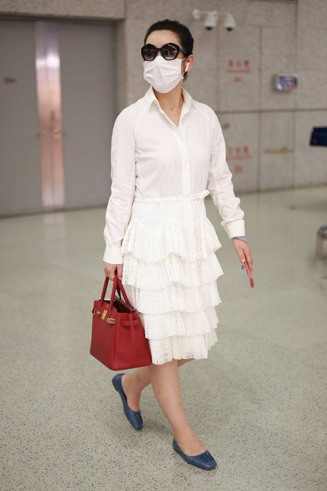 然后,我们看到秦海璐脚上穿着一双精致的皮鞋,这让秦海璐看起来相当的