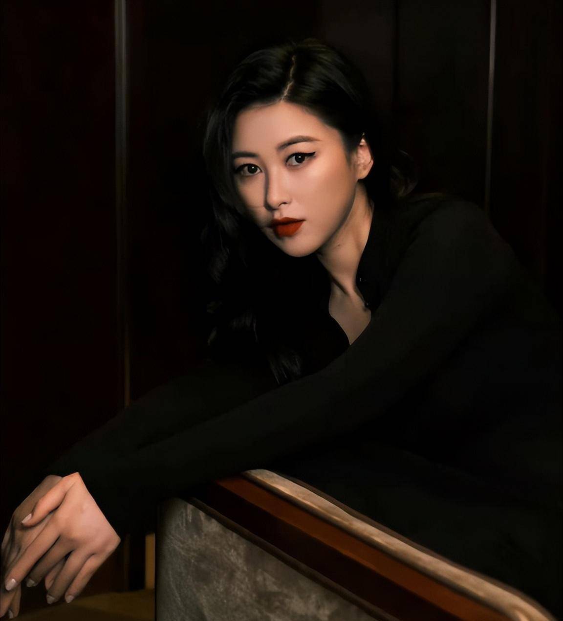 谁知陈楚河却摆起架子不仅连眼皮都懒得抬一下还将一双香港脚放到朱珠