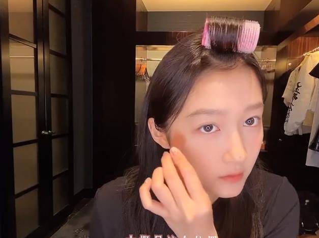 化妆什么的,一些实在的养眼画面,而关晓彤日常就是一个比较喜欢捯饬