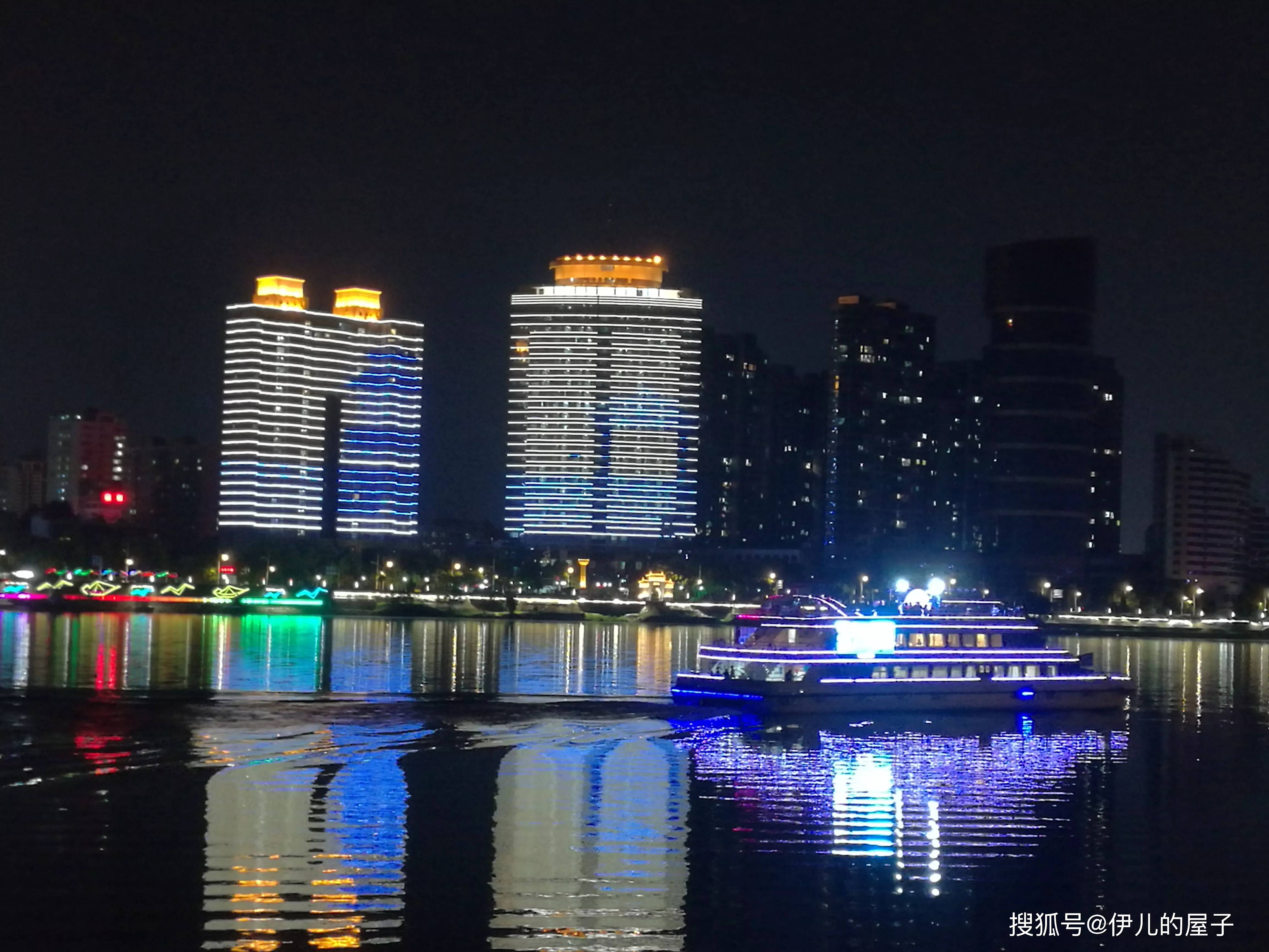 襄阳夜景江边图片