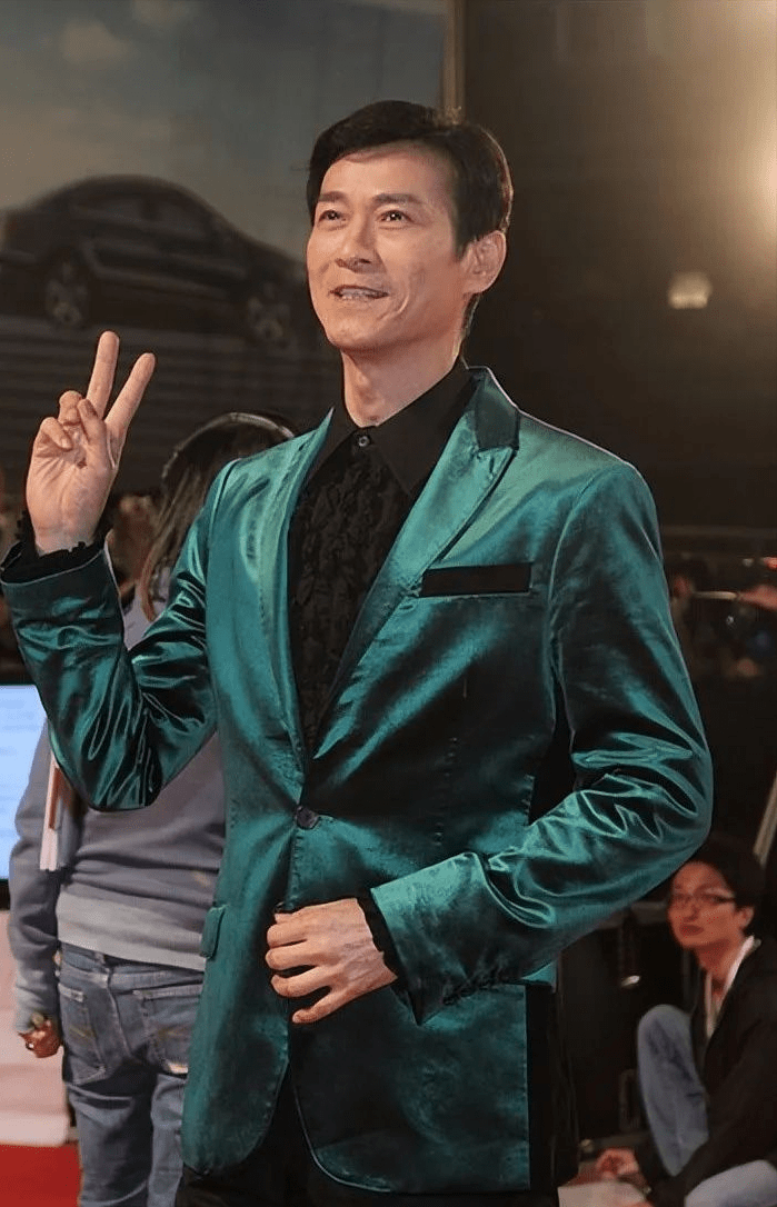 郑少秋携妻出游!