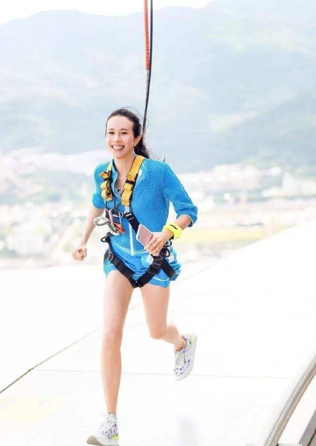 看莫文蔚的腿,杨丽萍的背和许晴的臀,就能懂了!_岁月_苹果_美人