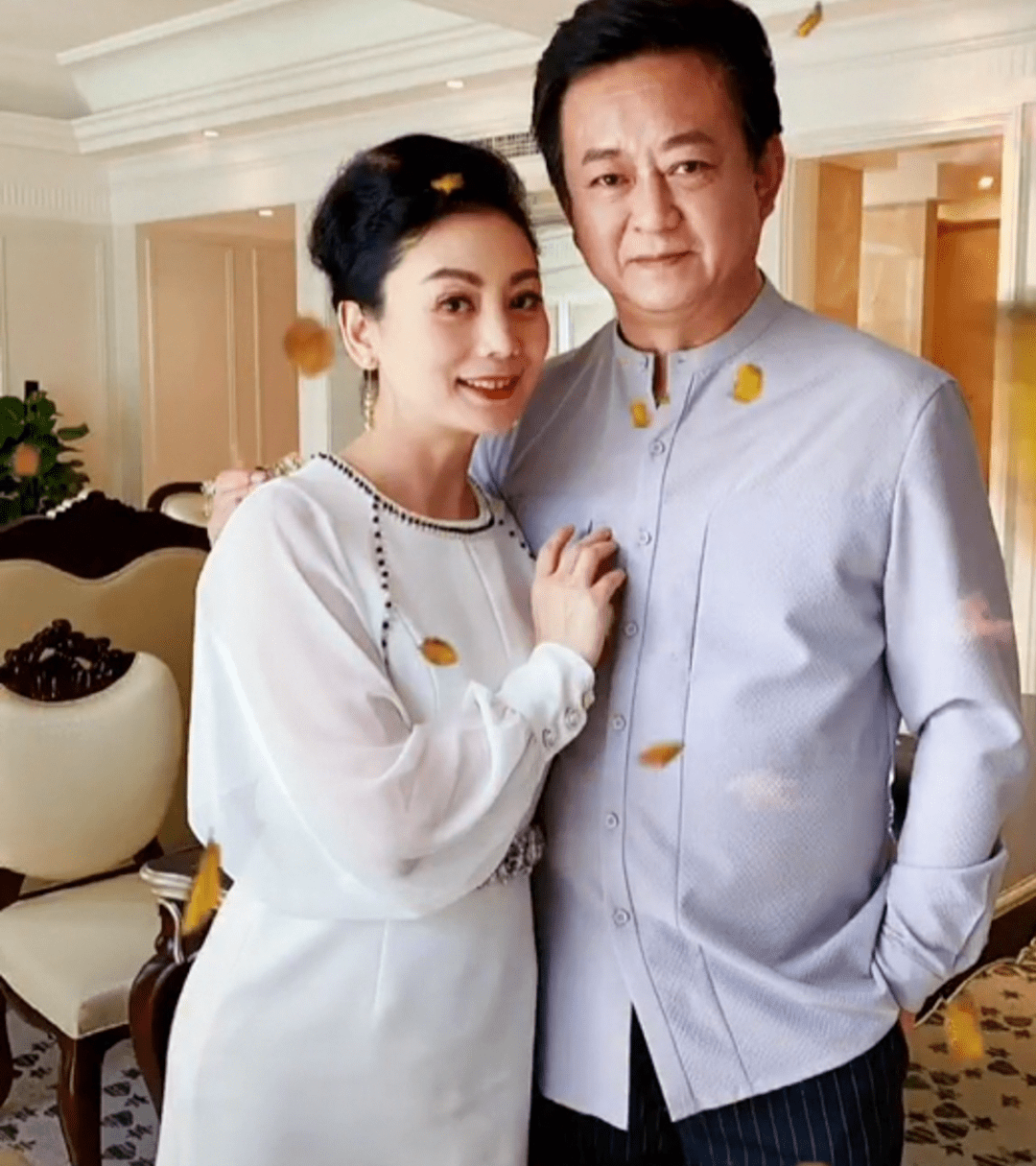 大哥老婆52岁就很好!穿套裙烫卷发从容老去,散发中年女性知性美