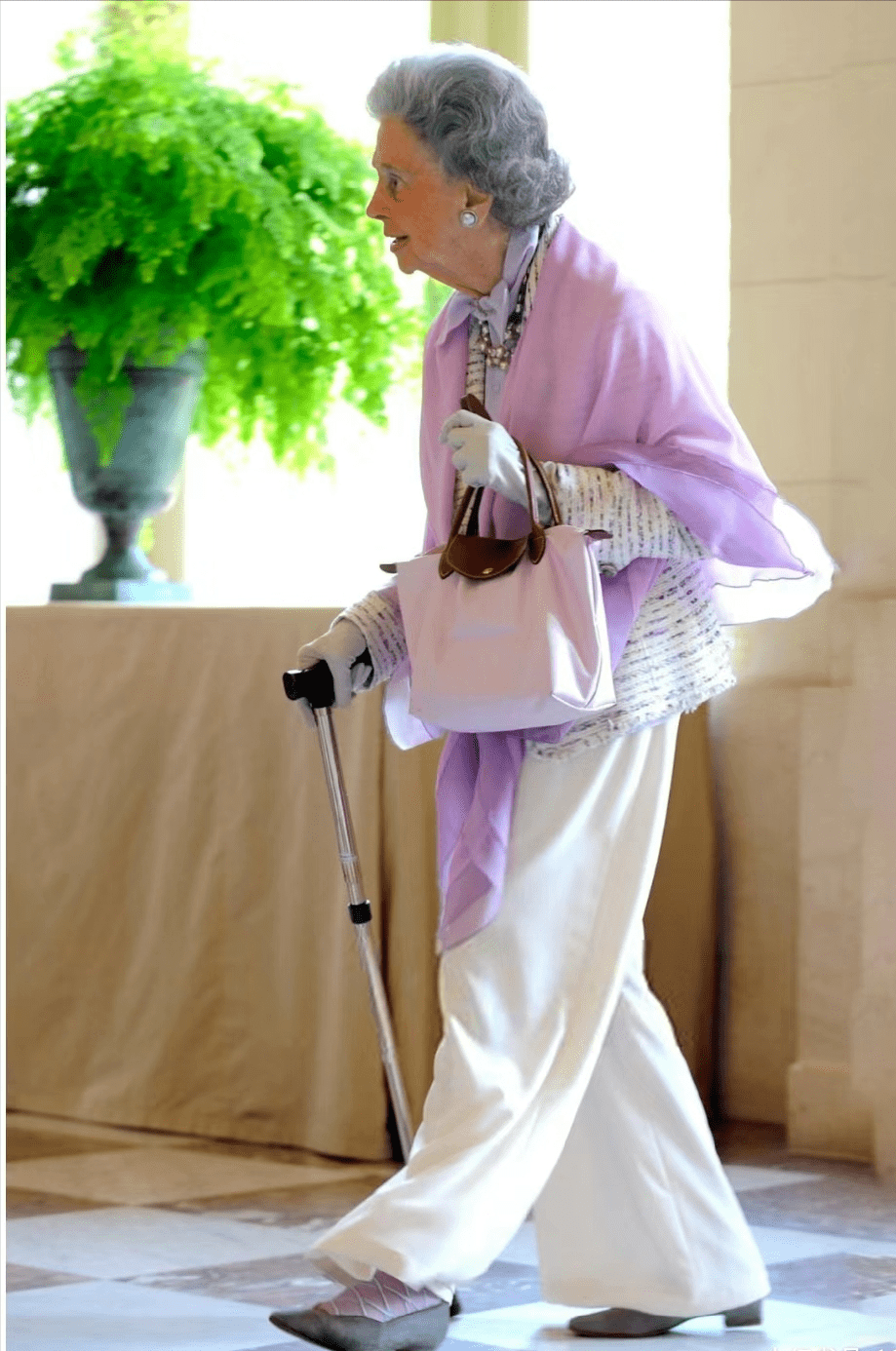 比利时王太后法比奥拉:女头 小香,优雅的缩影_衣服_发型_颜色