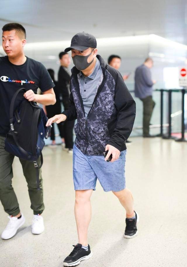 中年男人:为什么劝你少穿五分裤,多穿九分裤?看46岁靳东就知道