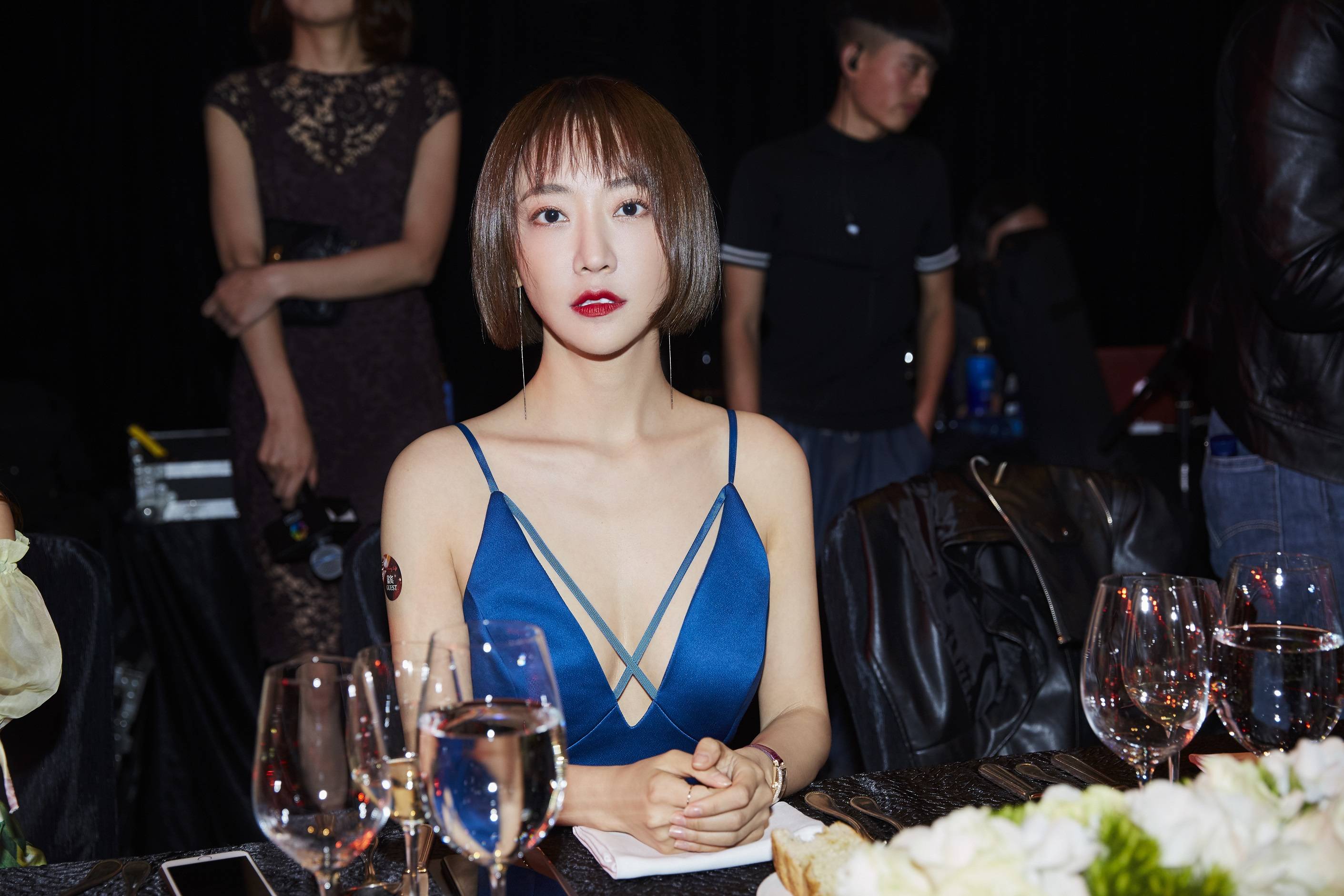 女演员定居美国高调崇洋媚外,将华人分为三六九等,只和富人交流_姜尘