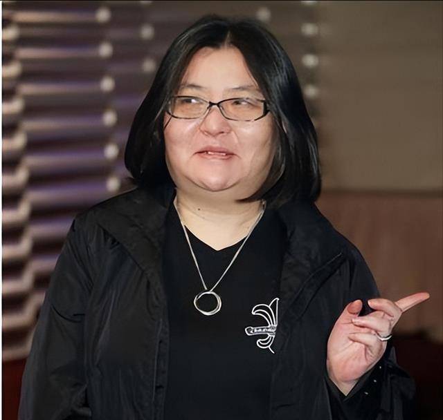 此事后,立马动用了自己在国外的所有关系,找到了当地的帮派竹联帮帮忙