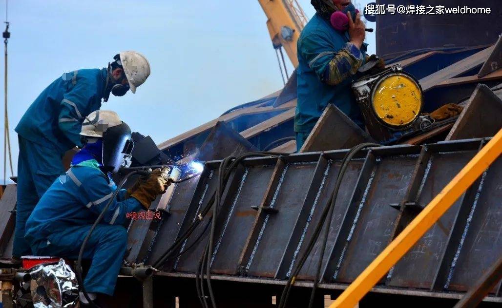 一名焊工大师傅正在使用一种不常见的二保焊设备正在进行甲板仰焊焊接