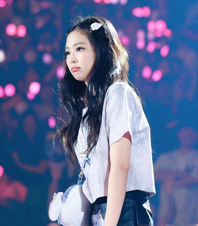 lisa队友jennie身体不好爬山,演唱会划水不是病了_运动_金珍妮_营销