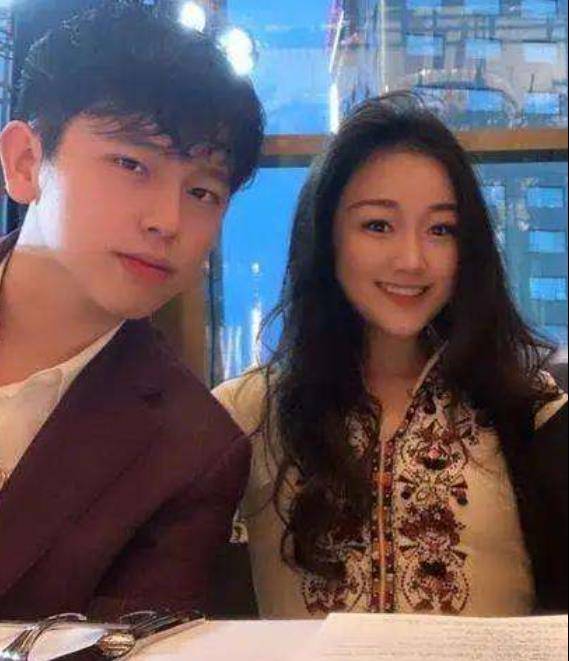 袁九儿:何超欣和姚安娜是她的闺蜜,18岁出席顶级名