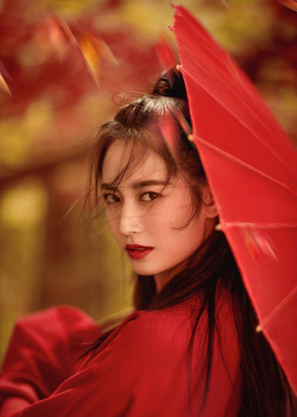 她23岁签唐嫣工作室,身穿一袭红色纱裙出镜,眉眼间英气逼人_女孩_背心