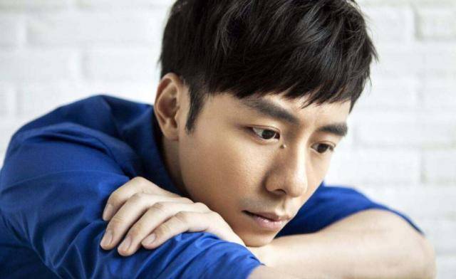 同时以恶搞视频出道,后舍男生黄艺馨今转行导演,杨迪跻身综艺咖_李