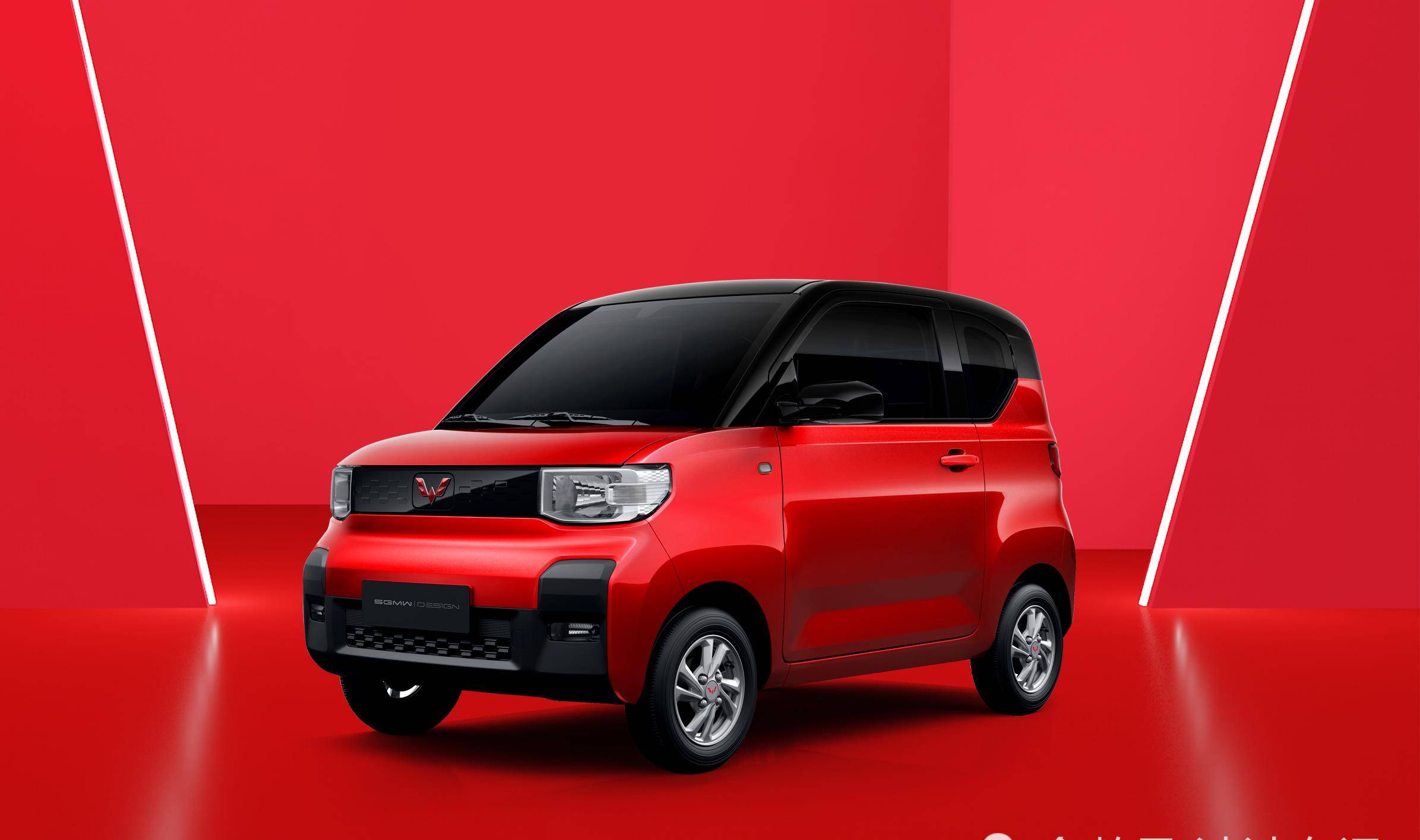 款微型电动车的前侧采用了一个较小的地台,上面采用了旋钮式的换挡键