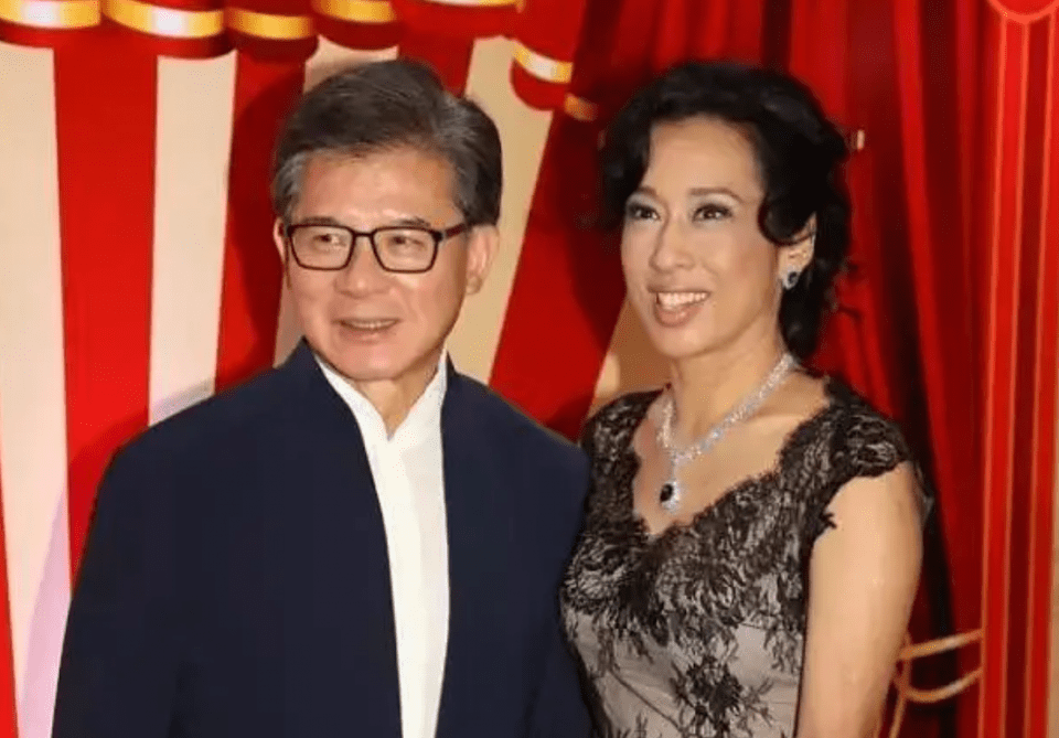 40岁郭晶晶给63岁婆婆朱玲玲庆生,两人拥有同款鼻子,合照似姐妹