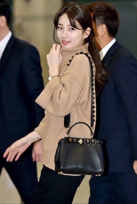 秀智流行的"奶奶牌"黑色高领毛衣也可以搭配裙子,优雅又高级_时尚