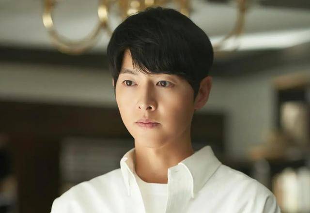 宋仲基抱怨二婚拖累事业,迷惑发言惹众怒,网友:娃又不是他生的_宋慧乔