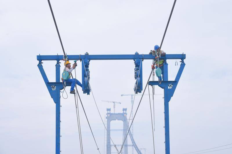 疑是"龙门"跨江来_门架_道门_施工