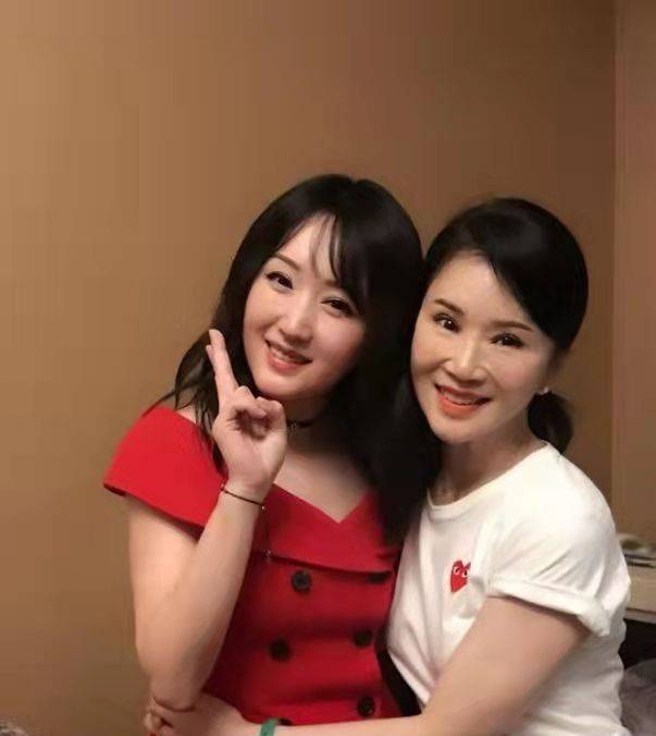 杨钰莹怒斥任静:你太不地道了,咱姐妹合照,把你老公带来干嘛?