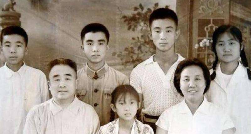 他曾任宁夏军区司令员,59岁被降职,儿子是中将,官至武警副司令_朱声达