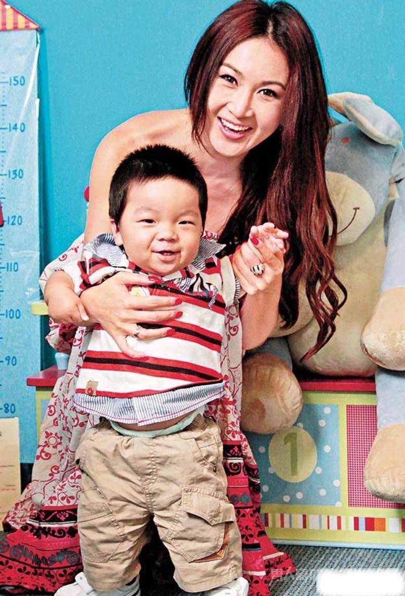 56岁温碧霞晒全家福,与13岁养子亲密相依,把富商老公熬成爹_孩子_母子